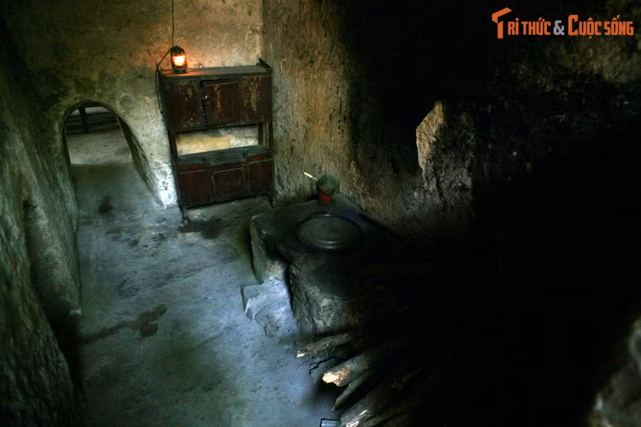  5. Khói bếp được che giấu tài tình. Các bếp Hoàng Cầm được thiết kế đặc biệt để phân tán khói, giúp khói bốc lên mờ nhạt, hòa lẫn vào môi trường tự nhiên, kẻ địch không thể phát hiện.