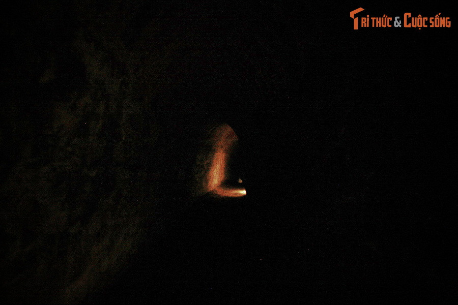  7. Điều kiện sinh hoạt cực kỳ khắc nghiệt. Trong địa đạo, chiến sĩ phải sống thiếu ánh sáng mặt trời, chịu đựng nóng bức, ẩm thấp, thiếu thốn thực phẩm và nguy cơ bệnh tật cao.