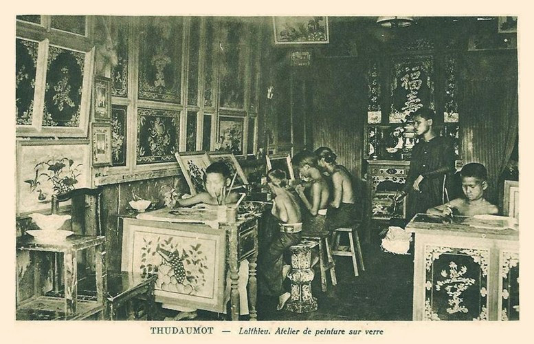 Xưởng vẽ tranh kính ở Lái Thiêu. Ảnh tư liệu.