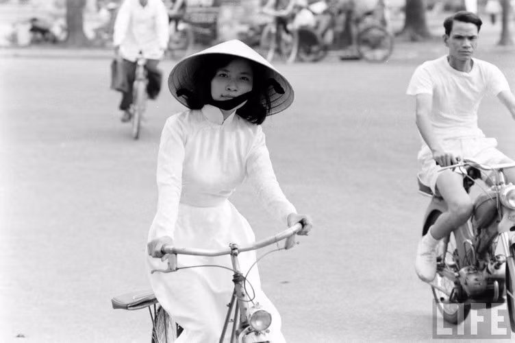 Chân dung khả ái của một cô gái Huế trên xe đạp. Ảnh: John Dominis / Life.