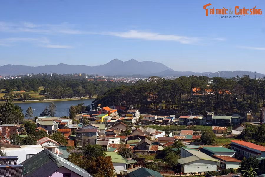 Tỉnh có diện tích lớn nhất Việt Nam: Lâm Đồng (24.233 km2).