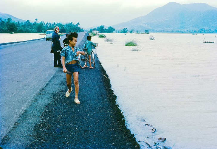 Quốc lộ 1 từ Phù Cát đi Quy Nhơn trong mùa mưa lũ năm 1970. Ảnh: NZST.
