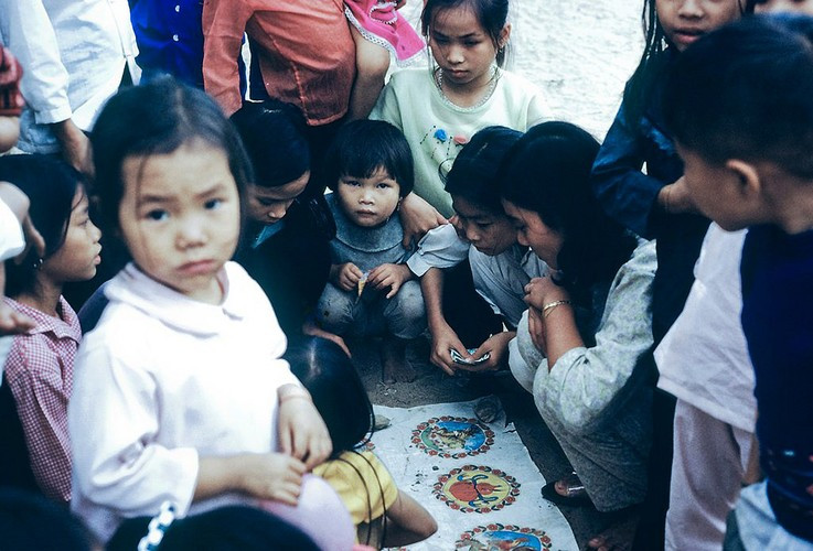 Trẻ em chơi bầu cua cá cọp trong dịp Tết Trung thu ở Quy Nhơn năm 1969. Ảnh: NZST.