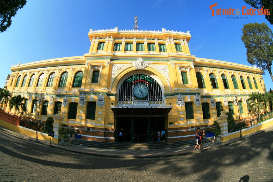  1. Không phải do Eiffel thiết kế. Dù nhiều người lầm tưởng tòa bưu điện trung tâm Sài Gòn do Gustave Eiffel (người thiết kế tháp Eiffel) thiết kế, nhưng thực tế công trình được xây theo đồ án của kiến trúc sư Villedieu cùng phụ tá Foulhoux.