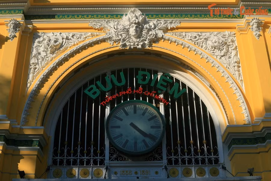  6. Đồng hồ cổ ngoài mặt tiền. Chiếc đồng hồ lớn trên mặt tiền đã tồn tại hơn 100 năm và vẫn hoạt động chính xác, là một điểm nhấn đặc biệt của tòa nhà.