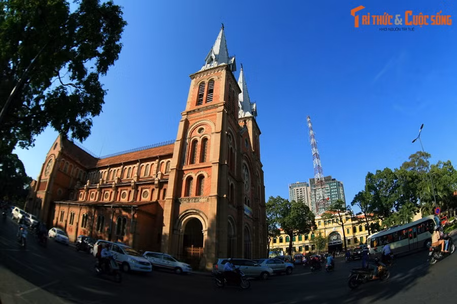  8. Liền kề Nhà thờ Đức Bà. Bưu điện nằm đối diện Nhà thờ Đức Bà, tạo thành cặp đôi kiến trúc biểu tượng của trung tâm Sài Gòn.