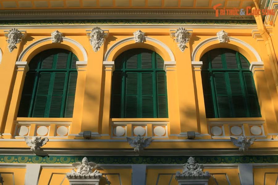  7. Trạm bưu điện cổ nhất Việt Nam còn hoạt động. Đây là trạm bưu điện lâu đời nhất ở Việt Nam còn hoạt động, phục vụ gửi thư, bưu phẩm trong và ngoài nước.