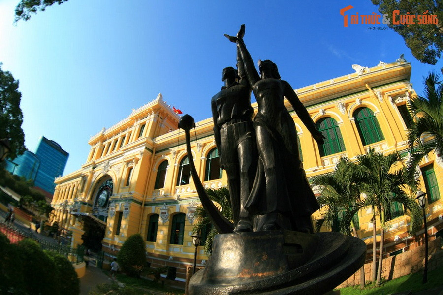  9. Mở cửa miễn phí cho du khách. Tòa nhà mở cửa hoàn toàn miễn phí, là địa điểm chụp ảnh cưới và tham quan phổ biến của người dân và du khách tại TP HCM.