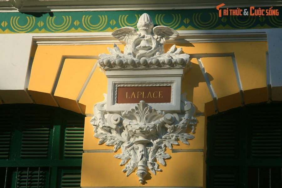  3. Nét kiến trúc độc đáo. Tòa nhà mang phong cách châu Âu kết hợp một số nét trang trí châu Á, với một số đặc trưng của ngành bưu điện như các ô trang trí ghi danh những nhà phát minh của ngành điện tín và ngành điện.