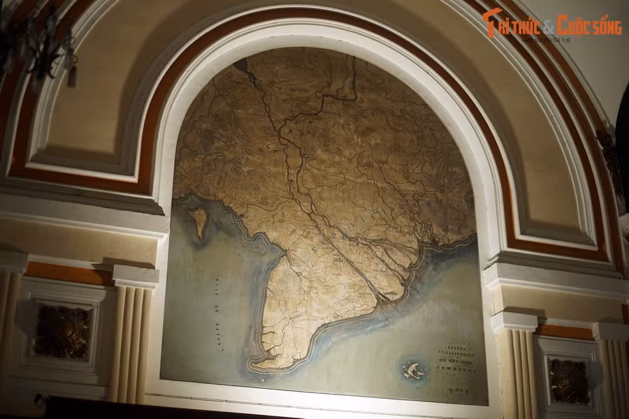  5. Có hai bản đồ cổ bên trong. Ngay khi bước vào tòa nhà, du khách sẽ thấy hai bản đồ lớn vẽ bằng tay: "Saigon et ses environs" (Sài Gòn và vùng phụ cận – 1892) và "Lignes télégraphiques du Sud Vietnam et du Cambodge" (Các tuyến điện tín ở Nam Kỳ – 1936).