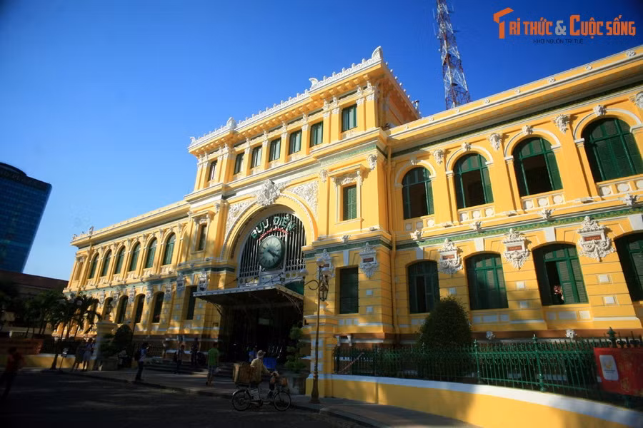  2. Tuổi đời gần 140 năm. Tòa nhà được xây dựng từ 1886 – 1891, là một trong những công trình lâu đời nhất của Sài Gòn - TP HCM còn được gìn giữ đến nay.