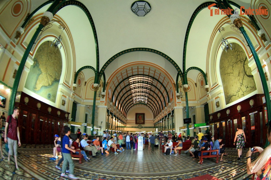  4. Kết cấu giống các ga tàu châu Âu. Phía bên trong tòa nhà bưu điện có trần vòm bằng sắt uốn cong kéo dài toàn tòa nhà, giống các ga tàu châu Âu thời bấy giờ.