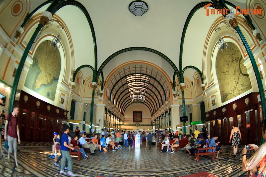  4. Kết cấu giống các ga tàu châu Âu. Phía bên trong tòa nhà bưu điện có trần vòm bằng sắt uốn cong kéo dài toàn tòa nhà, giống các ga tàu châu Âu thời bấy giờ.