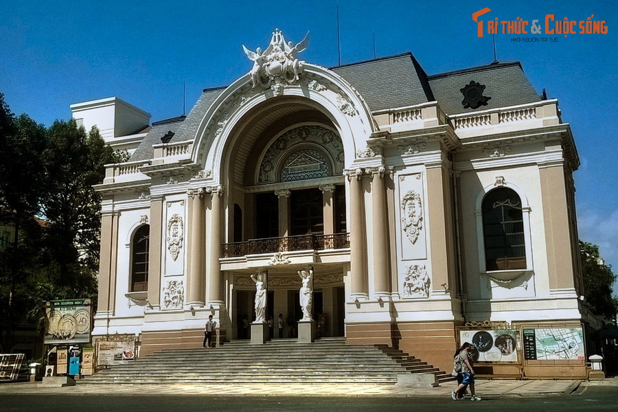  7. Nhà hát lớn Sài Gòn. Mang phong cách kiến trúc Pháp cổ điển, Nhà hát lớn là nơi tổ chức nhiều sự kiện văn hóa – nghệ thuật lớn của thành phố. Mặt tiền được trang trí công phu và không gian bên trong trang trọng khiến nơi đây như một góc Paris giữa lòng Sài Gòn.