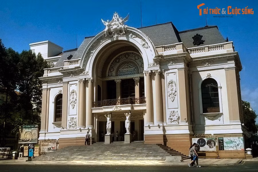  7. Nhà hát lớn Sài Gòn. Mang phong cách kiến trúc Pháp cổ điển, Nhà hát lớn là nơi tổ chức nhiều sự kiện văn hóa – nghệ thuật lớn của thành phố. Mặt tiền được trang trí công phu và không gian bên trong trang trọng khiến nơi đây như một góc Paris giữa lòng Sài Gòn.