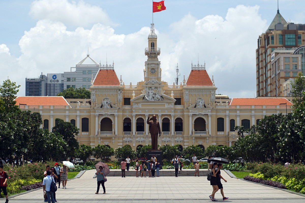  2. Phố đi bộ Nguyễn Huệ. Đây là tuyến phố hiện đại nối từ UBND TP HCM đến Bến Bạch Đằng, được quy hoạch thành phố đi bộ với không gian rộng rãi, nhạc nước, ánh sáng và nhiều hoạt động văn hóa – nghệ thuật sôi động. Vị trí trang trọng nhất của phố đi bộ là nơi đặt tượng đài Bác Hồ.