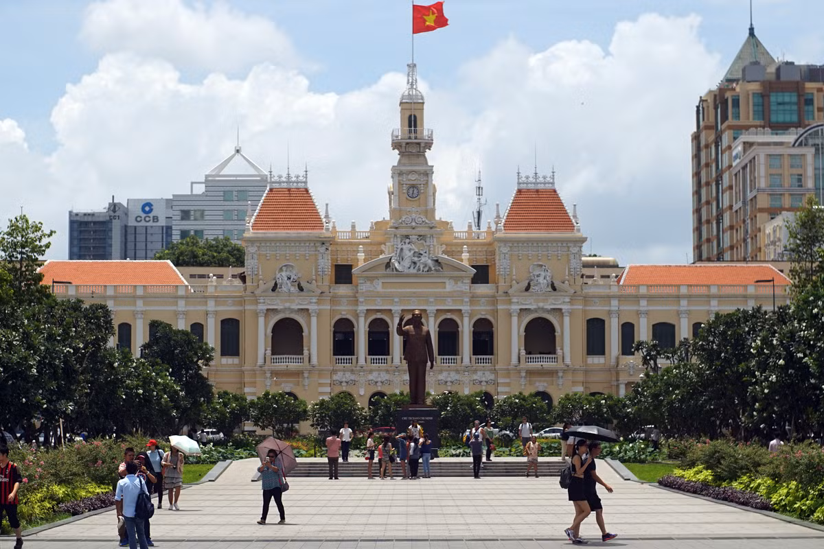  2. Phố đi bộ Nguyễn Huệ. Đây là tuyến phố hiện đại nối từ UBND TP HCM đến Bến Bạch Đằng, được quy hoạch thành phố đi bộ với không gian rộng rãi, nhạc nước, ánh sáng và nhiều hoạt động văn hóa – nghệ thuật sôi động. Vị trí trang trọng nhất của phố đi bộ là nơi đặt tượng đài Bác Hồ.