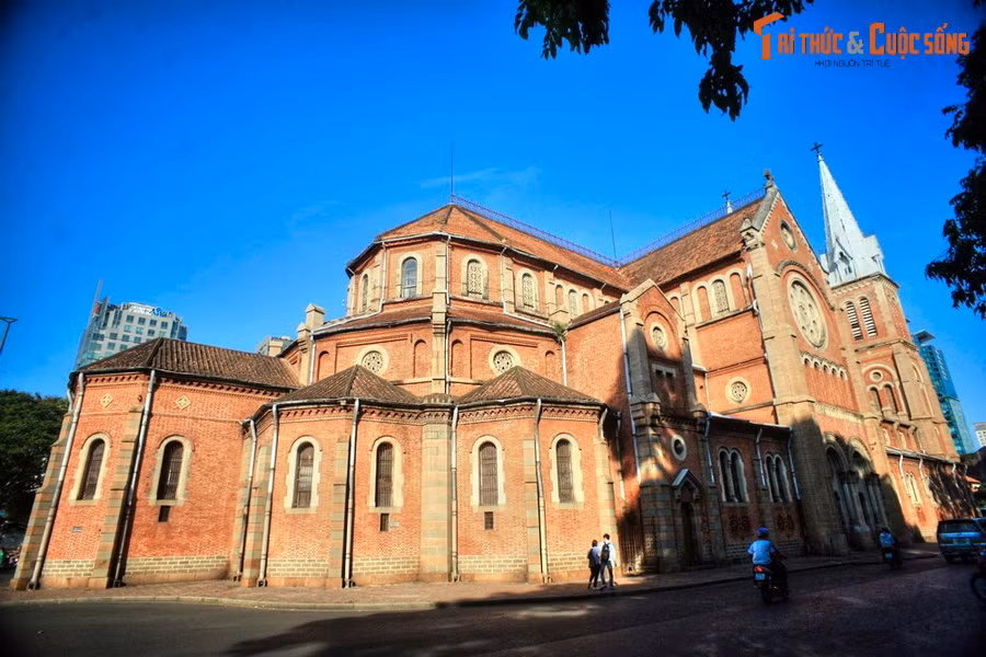  5. Nhà thờ Đức Bà Sài Gòn. Với kiến trúc Roman kết hợp Gothic đặc trưng, Nhà thờ Đức Bà là một trong những kiến trúc cổ nổi tiếng nhất Sài Gòn - TP HCM. Công trình được xây dựng hoàn toàn bằng vật liệu nhập khẩu từ Pháp, nổi bật với hai tháp chuông cao vút.