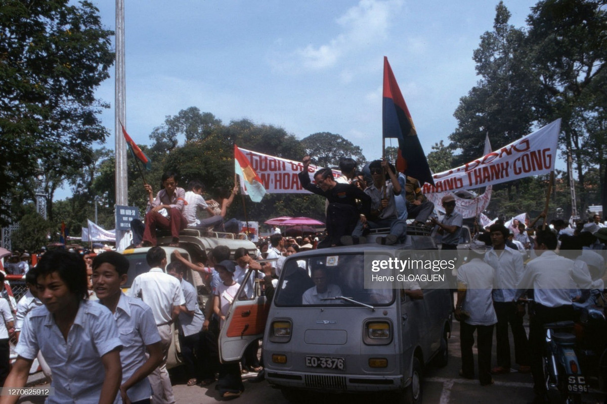 Các tầng lớp quần chúng diễu hành với cờ Mặt trận và băng-rôn cỡ lớn trong ngày giải phóng Sài Gòn. Ảnh: Herve Gloaguen / Getty Images.