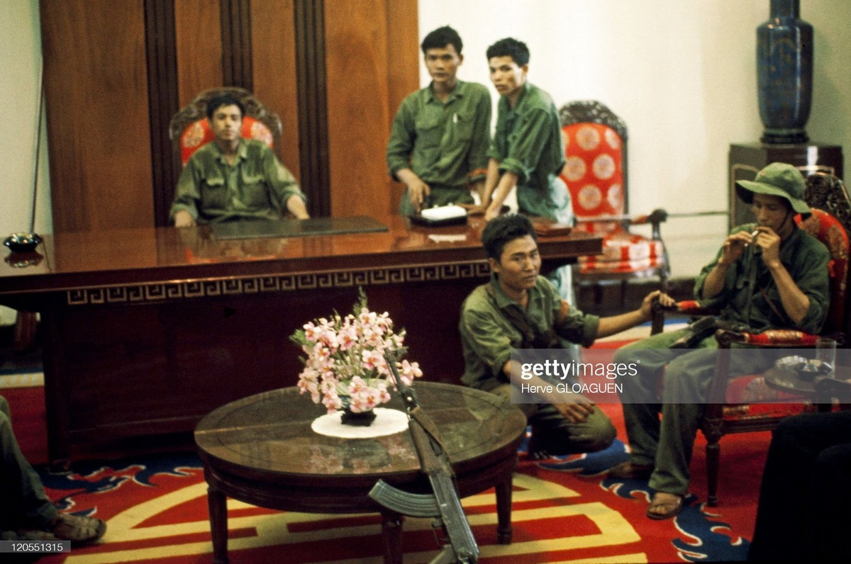 Các sĩ quan Quân đội Nhân dân Việt Nam bên trong Dinh Độc Lập. Ảnh: Herve Gloaguen / Getty Images.