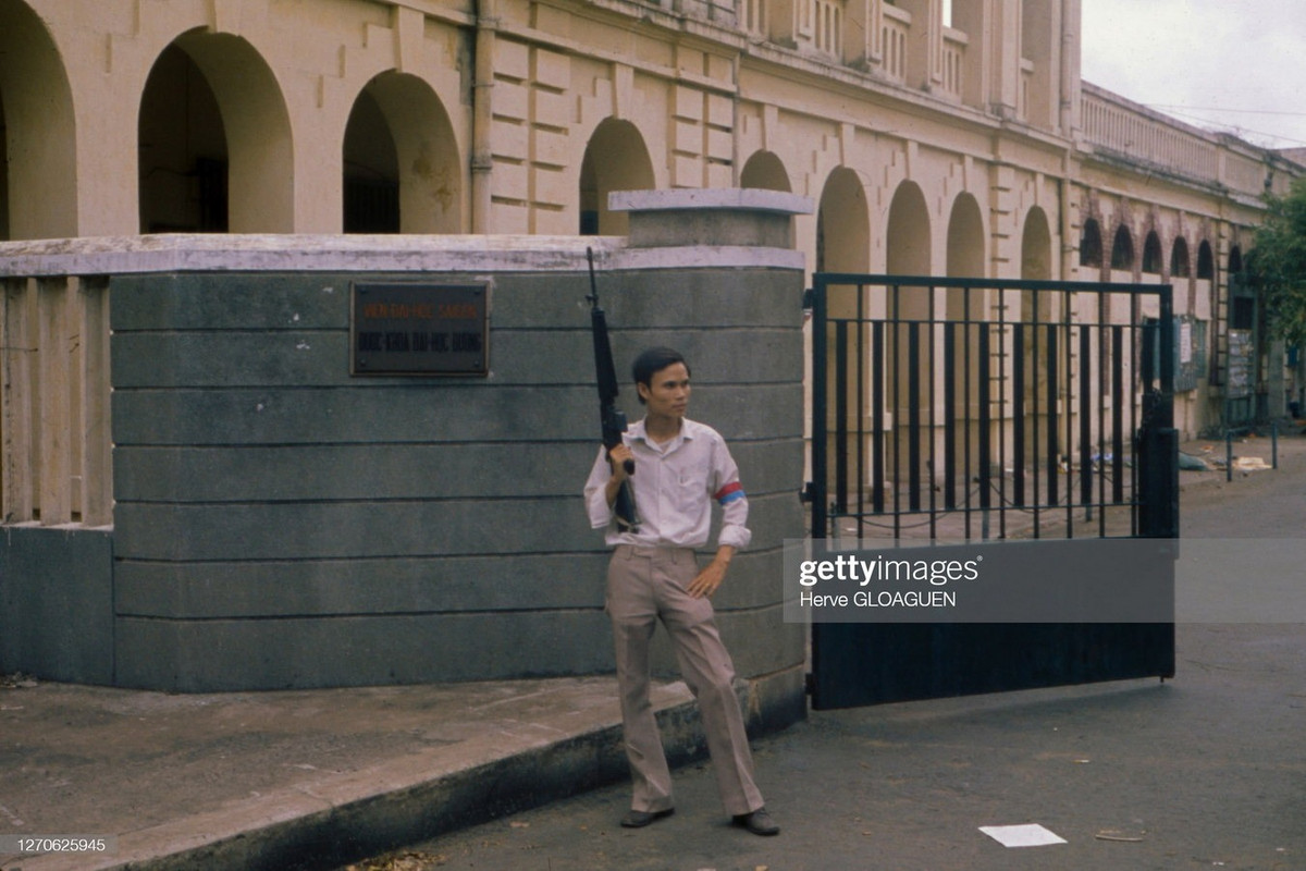 Chiến sĩ biệt động thành phố mặc thường phục, cầm súng trường của Mỹ, cảnh giới bên ngoài Viện Đại học Sài Gòn, nay là Cơ quan đại diện Bộ Giáo dục và Đào tạo tại TP HCM. Ảnh: Herve Gloaguen / Getty Images.