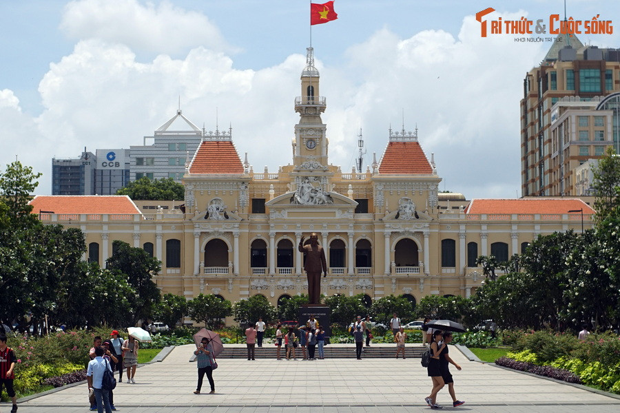 Tượng đài Bác Hồ được đặt vị trí trang trọng nhất của Phố đi bộ Nguyễn Huệ là một lời nhắc nhở về đạo lý “uống nước nhớ nguồn” và tinh thần cách mạng bất diệt mà thành phố mang tên Người luôn hướng về.