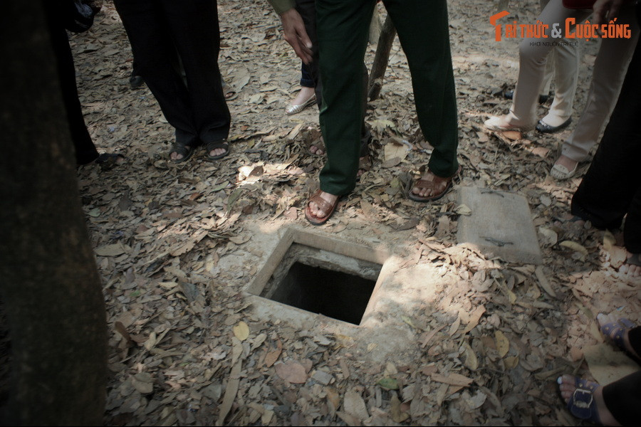 Du khách khi đến đây có thể trực tiếp trải nghiệm cảm giác chui vào lòng đất, tận mắt thấy bếp Hoàng Cầm, kho vũ khí, phòng hội họp… tất cả tái hiện một "thành phố ngầm" kiên cường ngay cạnh trung tâm đầu não của kẻ thù.