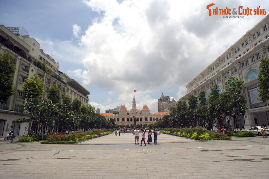 4. Phố đi bộ Nguyễn Huệ là một không gian hiện đại đầy tính biểu tượng tại trung tâm thành phố lớn nhất Việt Nam. Là không gian công cộng được người dân yêu thích, đây là nơi diễn ra nhiều hoạt động văn hóa – nghệ thuật vào mỗi dịp lễ lớn.