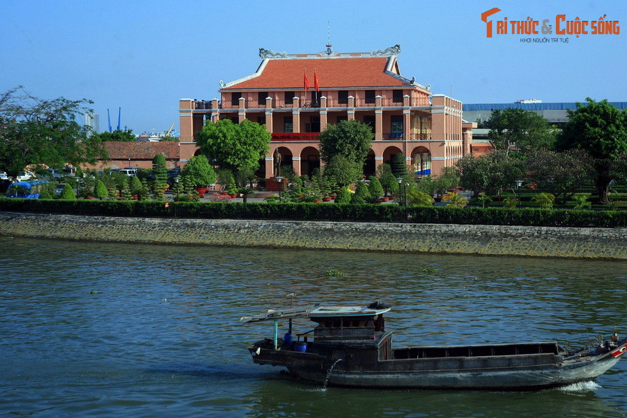 5. Cuối cùng, không thể không nhắc đến Bảo tàng Hồ Chí Minh – Bến Nhà Rồng, nằm bên sông Sài Gòn. Nơi đây chính là bến cảng mà từ đó, vào năm 1911, người thanh niên Nguyễn Tất Thành đã ra đi tìm đường cứu nước trên con tàu Đô đốc Latouche-Tréville.
