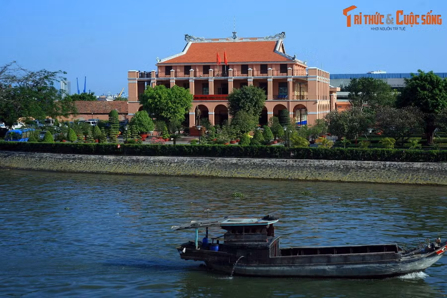 5. Cuối cùng, không thể không nhắc đến Bảo tàng Hồ Chí Minh – Bến Nhà Rồng, nằm bên sông Sài Gòn. Nơi đây chính là bến cảng mà từ đó, vào năm 1911, người thanh niên Nguyễn Tất Thành đã ra đi tìm đường cứu nước trên con tàu Đô đốc Latouche-Tréville.
