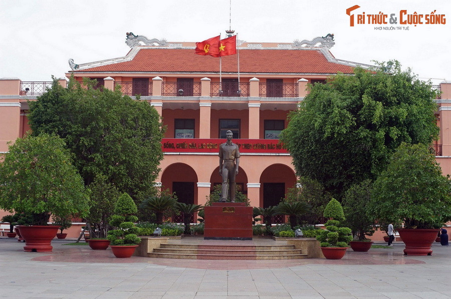 Ngày nay, công trình kiến trúc mang phong cách Pháp - Việt kết hợp này được sử dụng làm bảo tàng lưu giữ hiện vật, hình ảnh về cuộc đời và sự nghiệp cách mạng của Chủ tịch Hồ Chí Minh, đặc biệt là giai đoạn hoạt động quốc tế và công cuộc đấu tranh giành độc lập dân tộc.