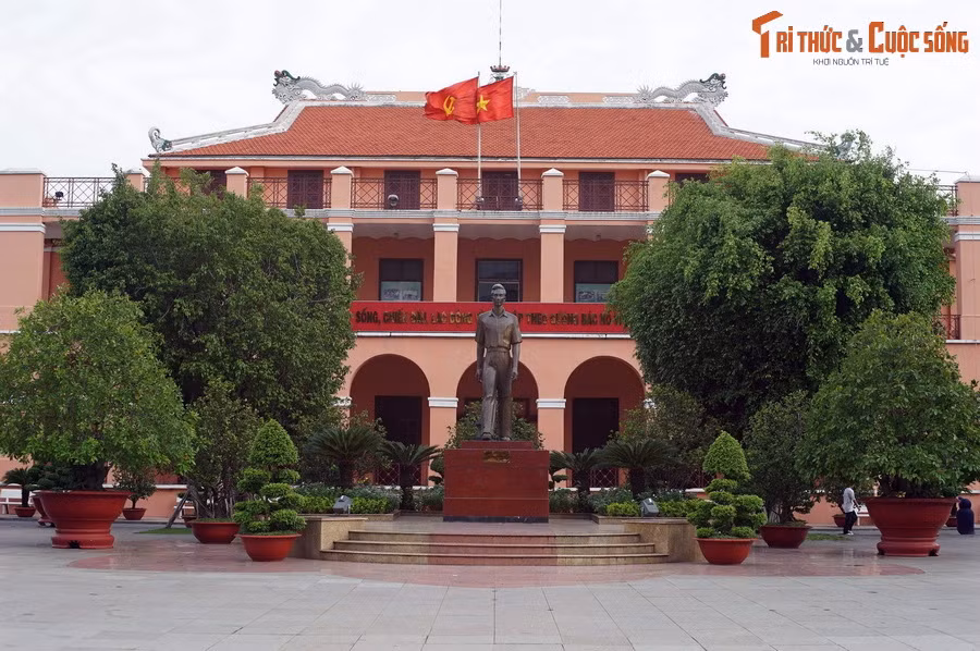 Ngày nay, công trình kiến trúc mang phong cách Pháp - Việt kết hợp này được sử dụng làm bảo tàng lưu giữ hiện vật, hình ảnh về cuộc đời và sự nghiệp cách mạng của Chủ tịch Hồ Chí Minh, đặc biệt là giai đoạn hoạt động quốc tế và công cuộc đấu tranh giành độc lập dân tộc.