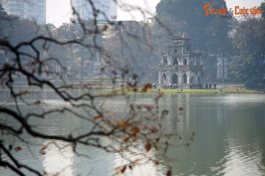  1. Hà Nội. Là thủ đô ngàn năm văn hiến, Hà Nội nổi bật với kiến trúc cổ kính của hàng trăm di tích lịch sử cùng nền ẩm thực phong phú. Nơi đây là trung tâm chính trị – văn hóa của cả nước, mang đậm dấu ấn lịch sử từ thời Thăng Long đến hiện đại.