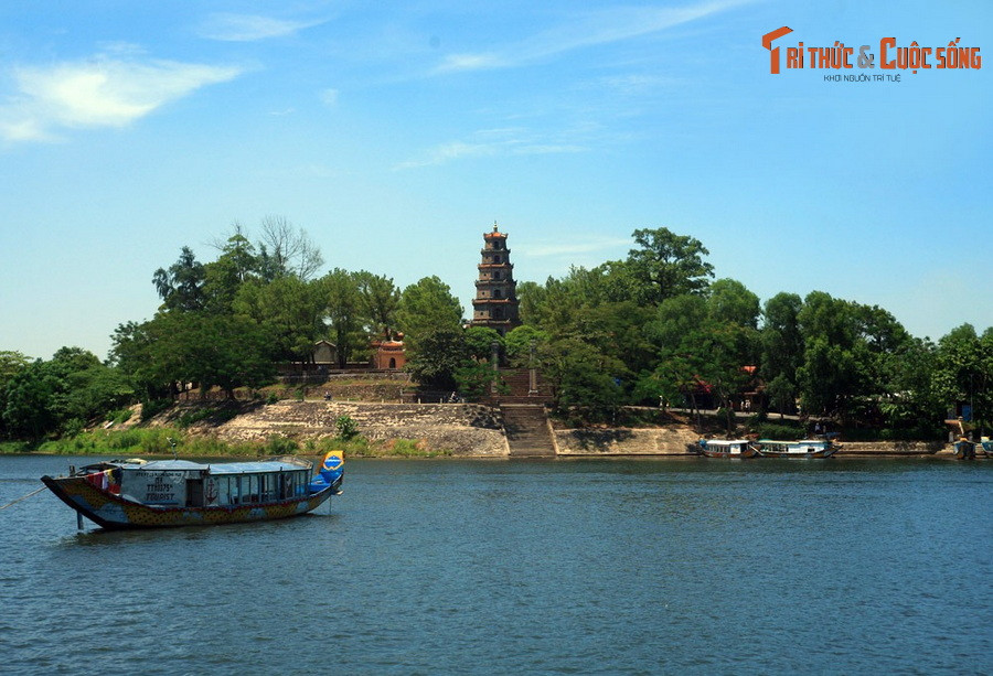  2. Huế. Là cố đô của triều Nguyễn, Huế nổi tiếng với quần thể di tích được UNESCO công nhận là Di sản thế giới, như Hoàng thành, lăng tẩm các vua Nguyễn, chùa Thiên Mụ... Dòng sông Hương thơ mộng và nhã nhạc cung đình Huế làm nên nét trầm lắng đặc trưng của vùng đất này.