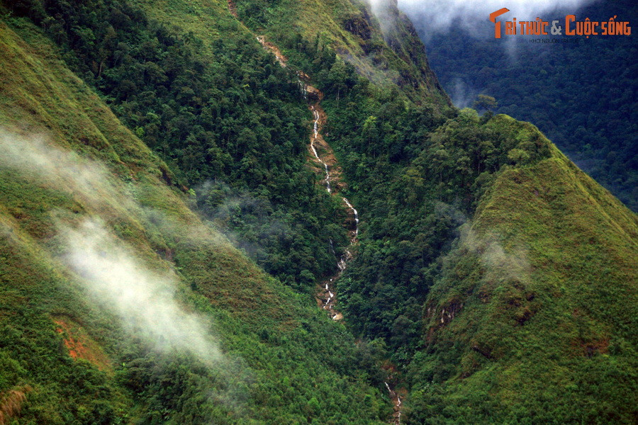  3. Lai Châu. Nằm ở vùng Tây Bắc, Lai Châu là vùng đất của những đỉnh núi hùng vĩ như Bạch Mộc Lương Tử, Pu Ta Len… cùng bản sắc văn hóa của các dân tộc thiểu số như Thái, Mông, Dao. Đây là điểm đến lý tưởng cho du lịch khám phá và trekking.