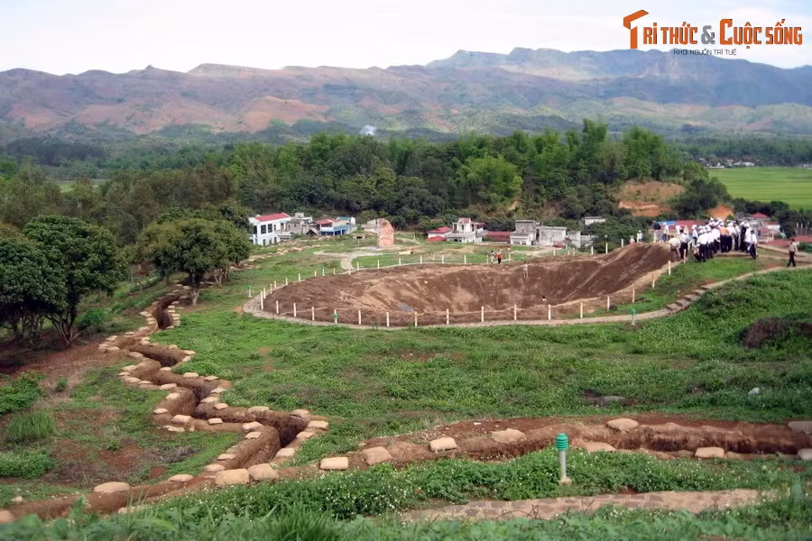  4. Điện Biên. Ghi dấu chiến thắng Điện Biên Phủ lừng lẫy năm châu, Điện Biên là vùng đất giàu truyền thống lịch sử, đồng thời mang vẻ đẹp hoang sơ với núi rừng kỳ vĩ và ruộng bậc thang ngoạn mục.