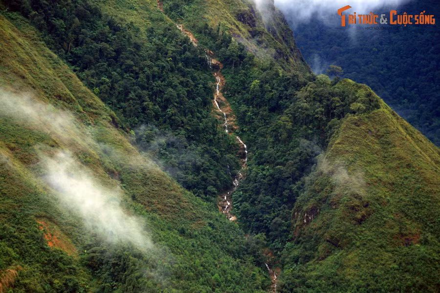  3. Lai Châu. Nằm ở vùng Tây Bắc, Lai Châu là vùng đất của những đỉnh núi hùng vĩ như Bạch Mộc Lương Tử, Pu Ta Len… cùng bản sắc văn hóa của các dân tộc thiểu số như Thái, Mông, Dao. Đây là điểm đến lý tưởng cho du lịch khám phá và trekking.