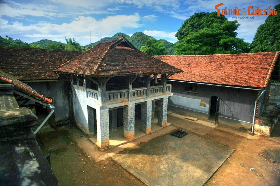  5. Sơn La. Sơn La được xa gần biết đến với cao nguyên Mộc Châu – thiên đường hoa và nông sản, di tích Nhà tù Sơn La và các bản làng dân tộc Thái, Mông… Đây là vùng đất mang đậm văn hóa Tây Bắc với nhiều lễ hội địa phương đặc sắc.