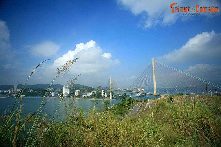  7. Quảng Ninh. Quảng Ninh được quốc tế biết đến rộng rãi nhờ vịnh Hạ Long – một kỳ quan thiên nhiên thế giới. Đây cũng là trung tâm khai thác than lớn nhất cả nước. Thành phố Hạ Long hiện đại kết hợp với di sản Yên Tử tạo nên một bản sắc độc đáo hiếm có.