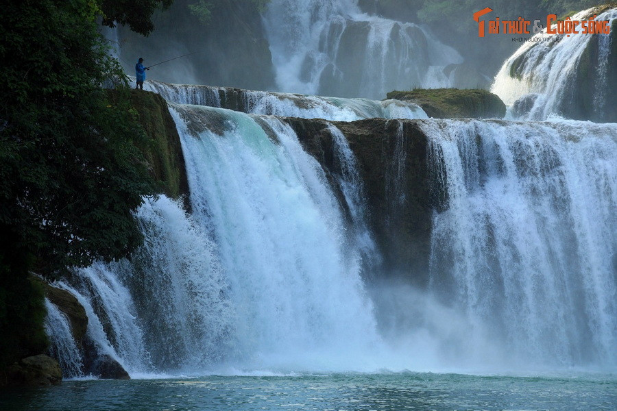  11. Cao Bằng. Cao Bằng có di tích Pác Bó – nơi Bác Hồ từng sống và hoạt động khi về nước sau thời gian dài bôn ba ở nước ngoài. Đây cũng là vùng đất giữ gìn nhiều nét văn hóa Tày – Nùng độc đáo cùng thiên nhiên kỳ vĩ với thác Bản Giốc – một trong những thác nước đẹp nhất thế giới.