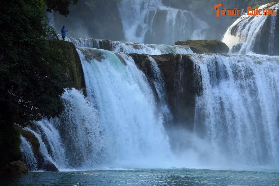  11. Cao Bằng. Cao Bằng có di tích Pác Bó – nơi Bác Hồ từng sống và hoạt động khi về nước sau thời gian dài bôn ba ở nước ngoài. Đây cũng là vùng đất giữ gìn nhiều nét văn hóa Tày – Nùng độc đáo cùng thiên nhiên kỳ vĩ với thác Bản Giốc – một trong những thác nước đẹp nhất thế giới.