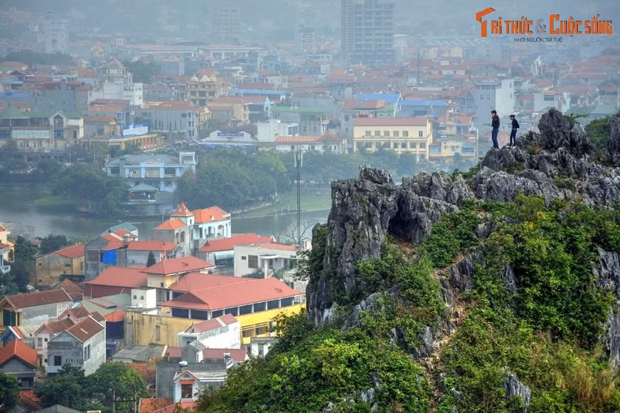  6. Lạng Sơn. Là cửa ngõ giao thương với Trung Quốc, Lạng Sơn có các điểm đến nổi bật là chợ Đông Kinh, chợ Kỳ Lừa và các di tích, danh thắng như động Tam Thanh – Nhị Thanh, núi Tô Thị, thành nhà Mạc… Đây là tỉnh có vị trí chiến lược cả về kinh tế và quốc phòng.