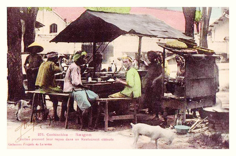 Các "cu li" (coolies - người làm công việc chân tay) thưởng thức bữa ăn tại một quán của người Hoa ở Sài Gòn. Ảnh: Public Domain.