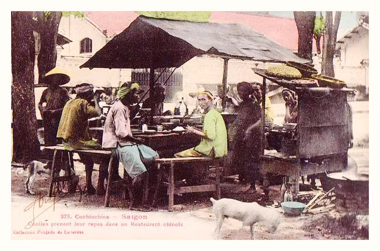 Các "cu li" (coolies - người làm công việc chân tay) thưởng thức bữa ăn tại một quán của người Hoa ở Sài Gòn. Ảnh: Public Domain.