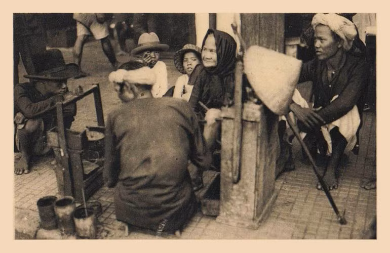 Một người giác hơi rong hành nghề trên đường phố Sài Gòn. Ảnh: Public Domain.