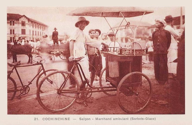 Xe bán nước giải khát tại bến xe ngựa cạnh nhà ga xe lửa gần vòng xoay chợ Bến Thành, Sài Gòn thời thuộc địa. Ảnh: Public Domain.