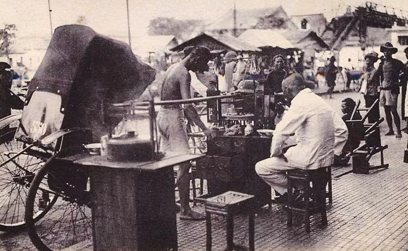Gánh hủ tiếu của người Hoa trên đường Bình Tây. Ảnh: Public Domain.