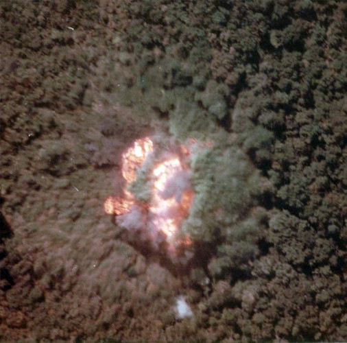 Khoảnh khắc quả bom BLU-82/B phát nổ, tạo ra quầng lửa lớn. Ảnh: Tapatalk.