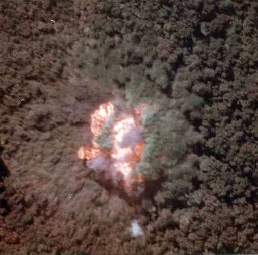 Khoảnh khắc quả bom BLU-82/B phát nổ, tạo ra quầng lửa lớn. Ảnh: Tapatalk.