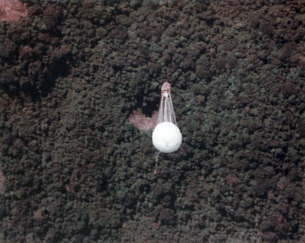 Chiếc dù màu trắng bung ra khi quả bom đang tiếp đất. Ảnh: Tapatalk.